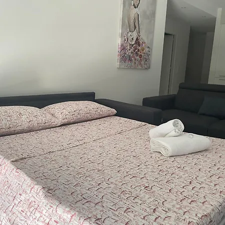 דירה Lakeside Attic