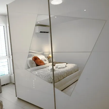 Lakeside Attic דירה