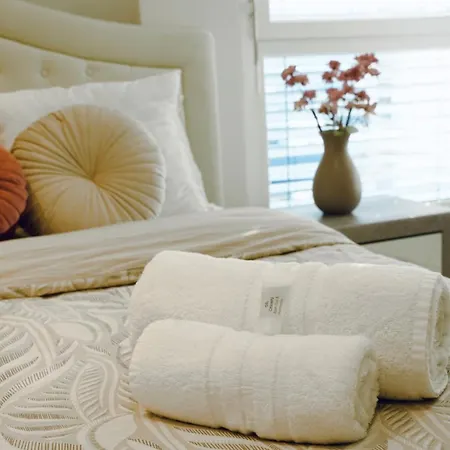 Апартаменти Lakeside Attic *